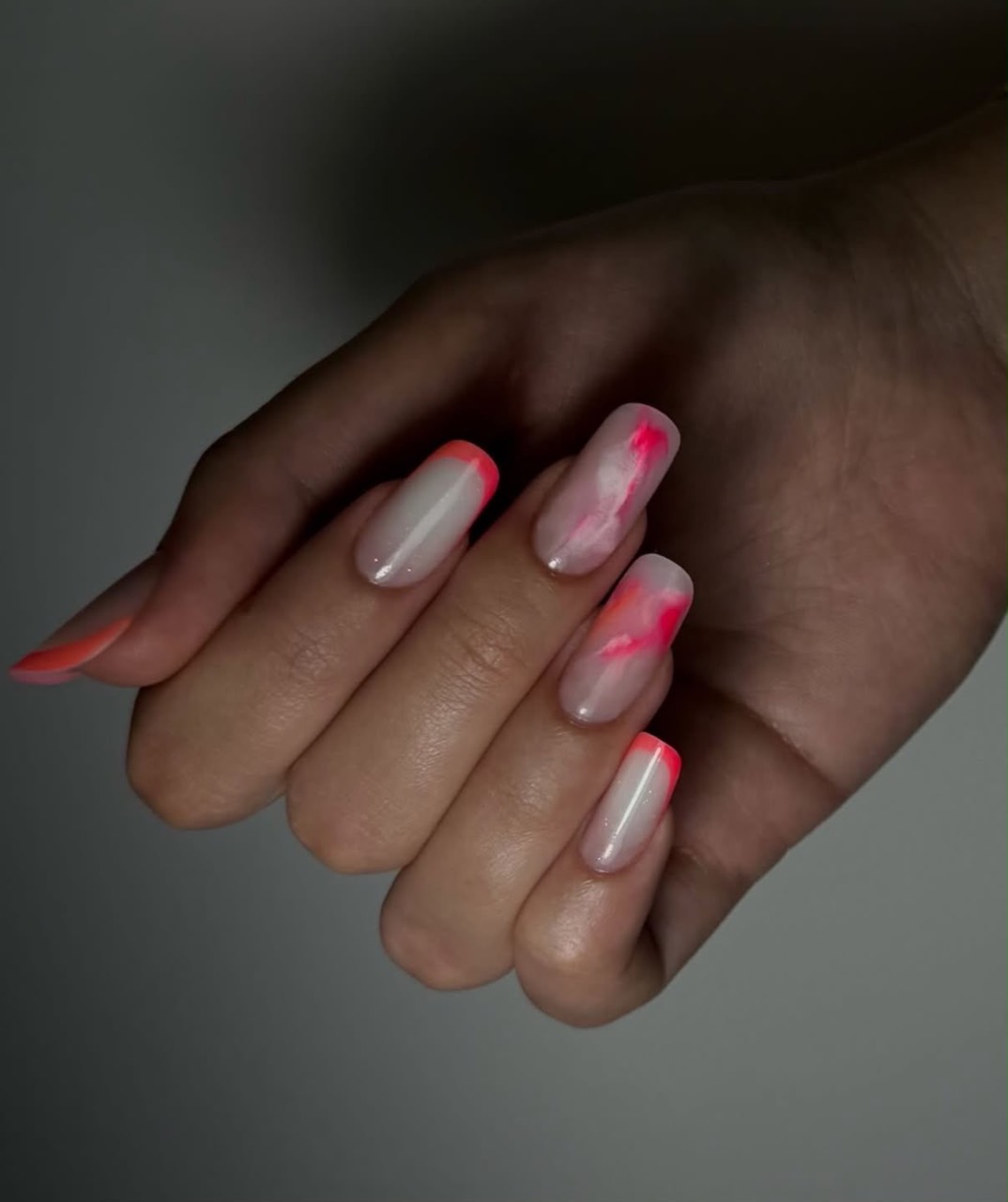 Manichiură roz cu accente neon coral